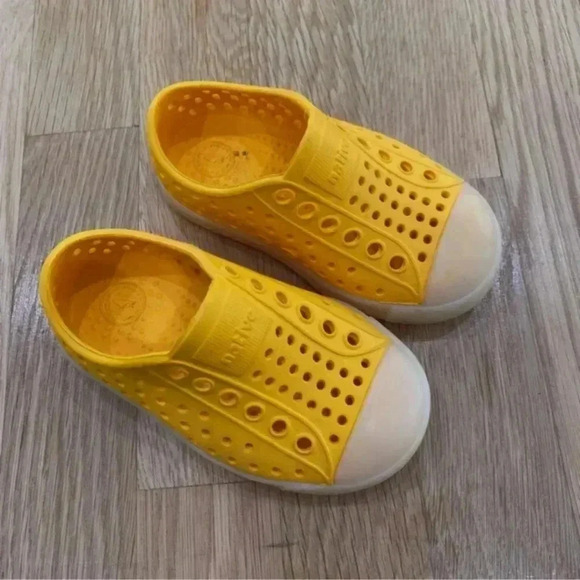 Native Other - 🌟 Glow in the dark Yellow Natives Size 5